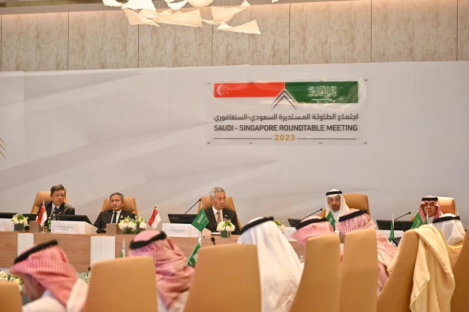 PERERAT IKATAN: Perdana Menteri, Encik Lee Hsien Loong, bersama delegasinya menghadiri perbincangan meja bundar Saudi-Singapura, yang antara lain disertai wakil kanan daripada pelbagai syarikat Saudi yang telah melahirkan hasrat untuk memperluas kerjasama dengan Singapura dalam pelbagai sektor.