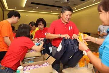 BANTU PEKERJA TANGANI VIRUS: Setiausaha Agung Kongres Kesatuan Sekerja Kebangsaan (NTUC) Ng Chee Meng dan Presiden NTUC Mary Liew (sebelah Encik Ng) menyertai relawan menyiapkan pek penjagaan bagi membantu pekerja berbilang industri tangani Covid-19 di sini.