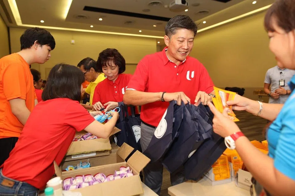 BANTU PEKERJA TANGANI VIRUS: Setiausaha Agung Kongres Kesatuan Sekerja Kebangsaan (NTUC) Ng Chee Meng dan Presiden NTUC Mary Liew (sebelah Encik Ng) menyertai relawan menyiapkan pek penjagaan bagi membantu pekerja berbilang industri tangani Covid-19 di sini.