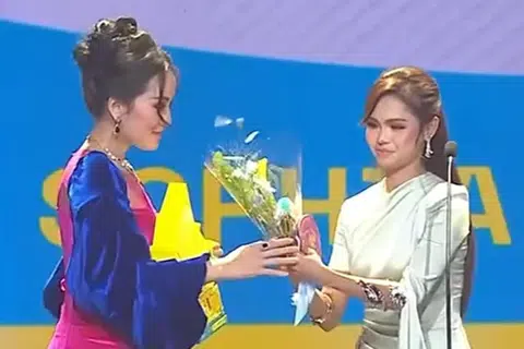 bella astillah, selebriti feminin terhangat, Sophia Albarakbah