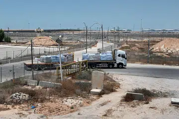 Sebuah trak bantuan kemanusiaan bagi penduduk Gaza kelihatan di sempadan Karm Abu Salem antara selatan Israel dengan Gaza pada 17 Jun.