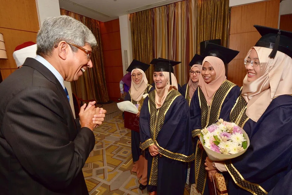 RAI LULUSAN: Lulusan Universiti Al-Azhar Singapura dirai dalam satu majlis di Kahirah pada 2017 oleh Menteri Bertanggungjawab bagi Ehwal Masyarakat Islam waktu itu, Dr Yaacob Ibrahim. - Foto MUIS