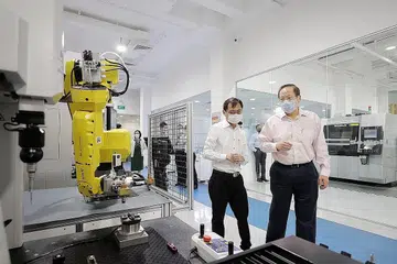 BUAT LAWATAN: Dr Tan See Leng (kanan) meninjau kemudahan perkilangan Pusat Teknologi Sodick Singapore di Distrik Inovasi Jurong, dengan diberi taklimat oleh Encik Daniel Tan, pengarah eksekutif syarikat itu. - Foto BH oleh GAVIN FOO