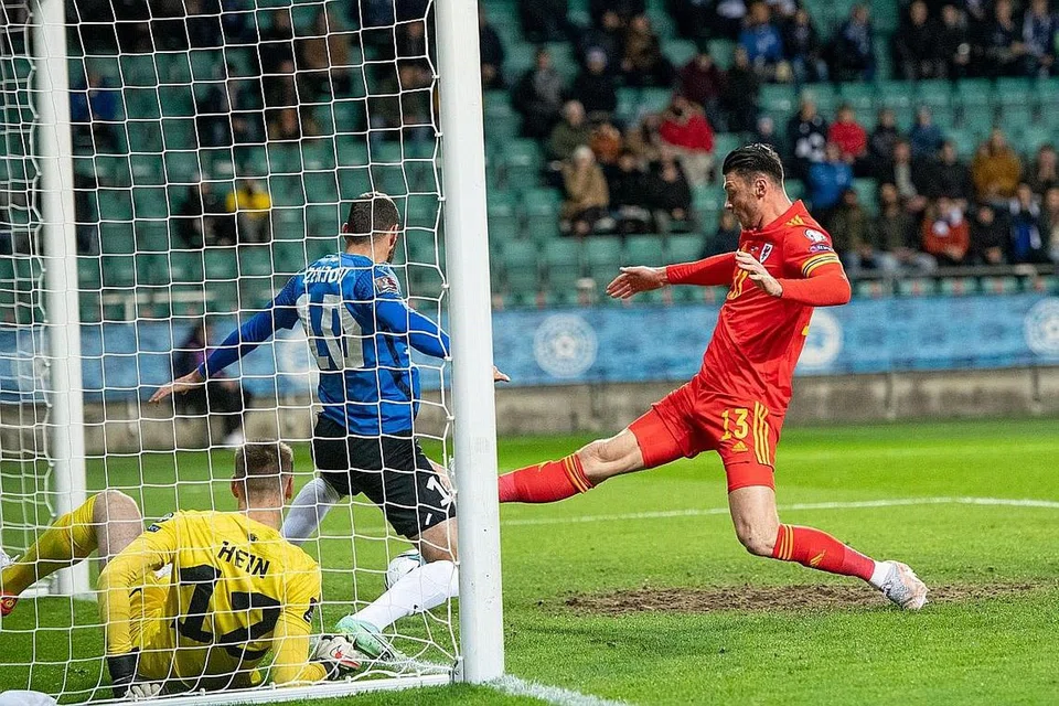 SAINGAN BELUM TAMAT: Gol Kieffer Moore (kanan) pada minit ke-12 dalam kemenangan ke atas Estonia kelmarin cukup buat Wales meneruskan harapan mengejar pendahulu Kumpulan E, Belgium, untuk melayakkan diri ke Piala Dunia 2022. - Foto AFP