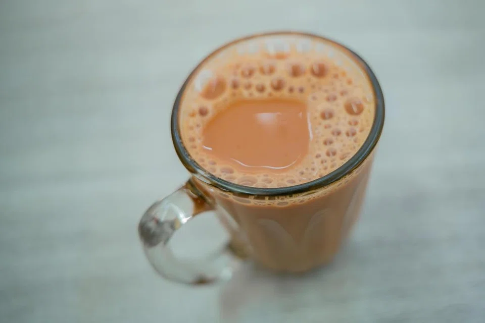 CUKUP RASA: Teh Tarik dari Akbar 24 Hours Restaurant berharga $1.30 dan $180 untuk Teh Tarik Ais