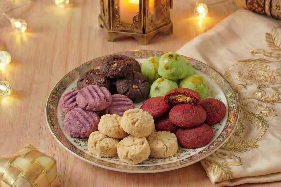 Mdm Ling Bakery menawarkan pelbagai pilihan biskut, termasuk ‘Purple Sweet Potato Cookies’, ‘Kopi Siew Dai Cookies’, ‘Pandan Pineapple Balls’, ‘Red Velvet Biscoff Cookies’ dan ‘Peanut Cookies’.