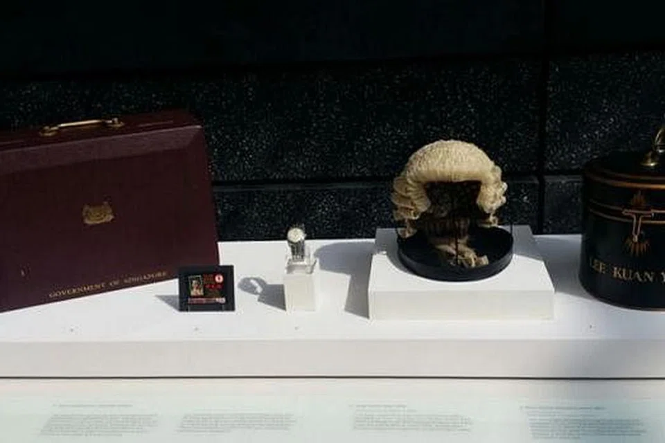 BARANGAN PERIBADI: Pameran di Muzium Negara itu mengetengahkan beberapa barangan peribadi Encik Lee Kuan Yew termasuk 'kotak merah' (kiri) yang beliau gunakan untuk menyimpan dokumen kerjanya sehinggalah beliau dimasukkan ke hospital Februari lalu.