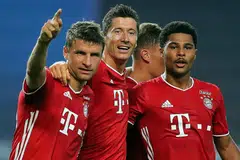 CEMERLANG: Pemain Bayern Munich Serge Gnabry (kanan) merai golnya bersama rakan sepasukan Robert Lewandowski (tengah) dan Thomas Mueller dalam perlawanan separuh akhir Liga Juara-Juara menentang Lyon kelmarin. - Foto AFP