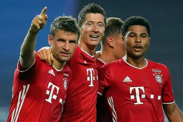 CEMERLANG: Pemain Bayern Munich Serge Gnabry (kanan) merai golnya bersama rakan sepasukan Robert Lewandowski (tengah) dan Thomas Mueller dalam perlawanan separuh akhir Liga Juara-Juara menentang Lyon kelmarin. - Foto AFP