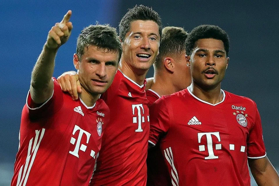 CEMERLANG: Pemain Bayern Munich Serge Gnabry (kanan) merai golnya bersama rakan sepasukan Robert Lewandowski (tengah) dan Thomas Mueller dalam perlawanan separuh akhir Liga Juara-Juara menentang Lyon kelmarin. - Foto AFP