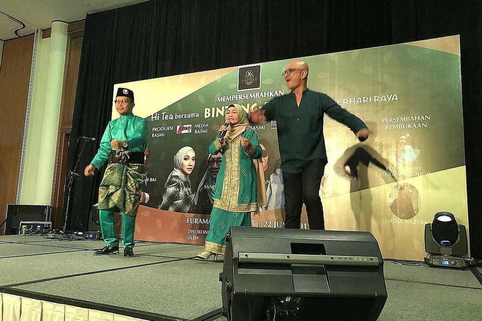 MENGUBAT RINDU PEMINAT: Penyanyi kegemaran ramai, Sanisah Huri (tengah) beraksi dengan penyanyi utama kumpulan Exists, Ezad Lazim (kiri); dan Man Bai penyanyi utama kumpulan Gersang dalam acara Hi-Tea Bintang-Bintang Berhari Raya baru-baru ini. - Foto BH oleh ISMAWATI ISMAIL