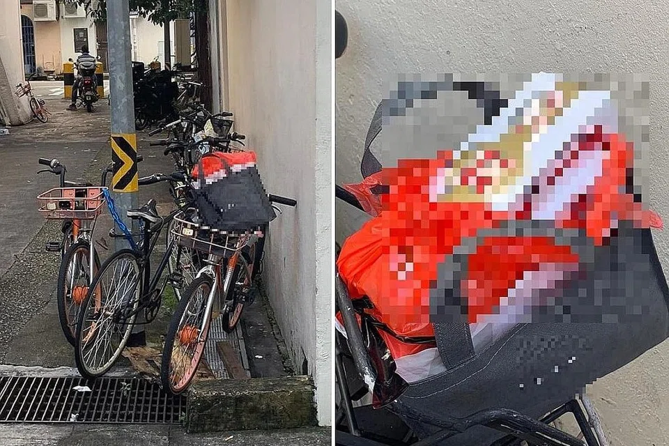 PENEMUAN BUKTI: Selonggok rokok seludup yang ditinggalkan dalam bakul basikal yang dirampas dari penjaja warga Vietnam.