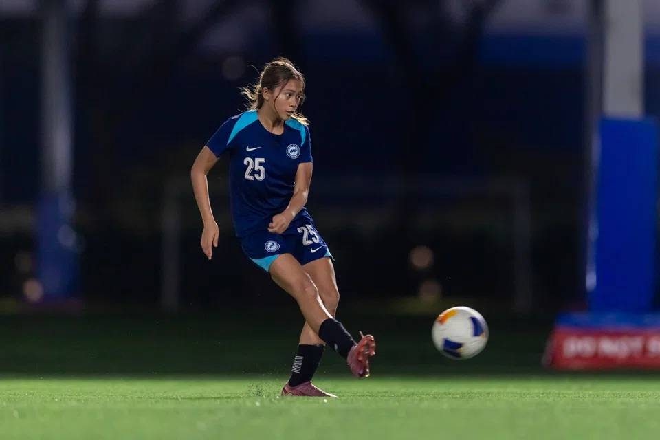 Bek kiri pasukan bola sepak wanita Singapura, Seri Nurinsyirah Indra Saharen.