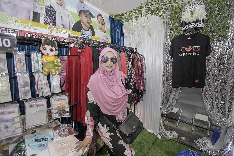 TETAP AKTIF: Abby Abadi kini sibuk bukan hanya dalam bidang lakonan bahkan giat dalam bidang perniagaan butik dan produk. - Foto BH oleh IQBAL FAIZAL