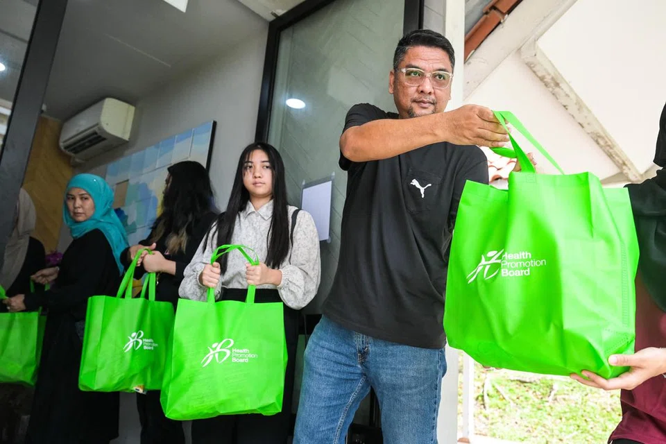 Encik Ruzaidie Dar Surnik (dua dari kanan) bersama (dari kiri) isterinya, Cik Haznita Jaafar, dan anak-anaknya, Cik Nyra Elleyeen dan Qyra Aneeqa, terlibat dalam pengagihan pek habuan di bawah program tahunan Ramadan on Wheels (ROW) yang dianjurkan Persatuan Persuratan Pemuda Pemudi Melayu (4PM) pada 15 Mac.