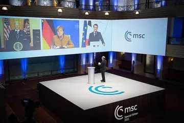 SEKUTU: Presiden Perancis Emmanuel Macron (di skrin, kanan) menyertai mesyuarat maya dengan Presiden Amerika Joe Biden (kiri) dan Canselor Jerman Angela Merkel (tengah) di luar Persidangan Tahunan Keselamatan Munich di istana Elysee di Paris, Perancis, kelmarin. - Foto EPA-EFE