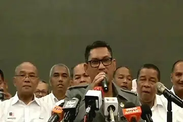 UMUM BARISAN PEMIMPIN BARU: Menteri Besar Perak, Datuk Seri Ahmad Faizal Azumu (tengah), menemui wartawan dalam satu sidang media khas bagi mengumumkan pentadbiran terkini kerajaan negeri Perak. - Foto NST