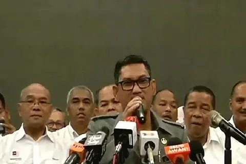 UMUM BARISAN PEMIMPIN BARU: Menteri Besar Perak, Datuk Seri Ahmad Faizal Azumu (tengah), menemui wartawan dalam satu sidang media khas bagi mengumumkan pentadbiran terkini kerajaan negeri Perak. - Foto NST