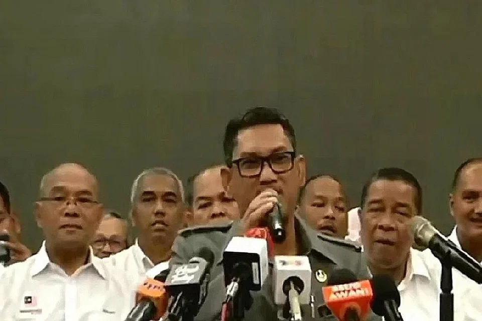 UMUM BARISAN PEMIMPIN BARU: Menteri Besar Perak, Datuk Seri Ahmad Faizal Azumu (tengah), menemui wartawan dalam satu sidang media khas bagi mengumumkan pentadbiran terkini kerajaan negeri Perak. - Foto NST