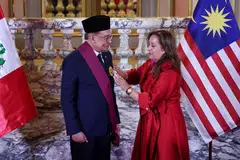 Presiden Peru, Cik Dina Ercilia Boluarte Zegarra, memakaikan pingat anugerah ‘El Sol Del Peru’ kepada Datuk Seri Anwar Ibrahim di Istana Kerajaan di Lima.