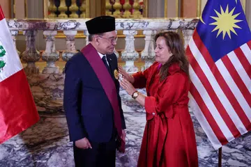 Presiden Peru, Cik Dina Ercilia Boluarte Zegarra, memakaikan pingat anugerah ‘El Sol Del Peru’ kepada Datuk Seri Anwar Ibrahim di Istana Kerajaan di Lima.