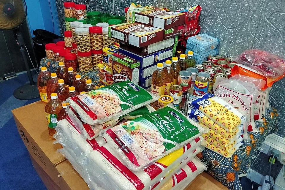 BANTU GOLONGAN SUSAH: Habuan nasi kotak serta barang asas lain yang disumbang oleh pelanggan dan kenalan Encik Abdul Rahman Ibrahim daripada Urutan Therapy Singapura disampaikan kepada kanak-kanak di pesantren di Batam. Selain itu, syarikat beliau bergabung tenaga dengan Pengurusan Jenazah Sinaran Baharu (PJSB) untuk mengagihkan habuan seperti beras, minyak dan gula kepada golongan memerlukan di Singapura. - Foto ihsan ABDUL RAHMAN IBRAHIM