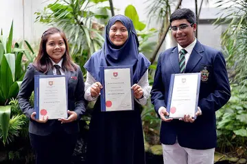 PENERIMA ANUGERAH KHAS 2016: (Dari kiri), Cik Nur Haziqah Sallehuddin, Cik Nuha Amani Misbahuddin dan Encik Muzammil Arif Din Abdul Jabbar. Mereka merupakan pelajar Melayu/Islam yang telah menerima Anugerah Khas tahun ini. - Foto IMAN ALIF