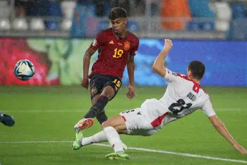 CIPTA SEJARAH: Pemain muda berbakat Barcelona, Lamine Yamal  (kiri) menjadi pemain termuda yang membuat penampilan sulungnya dengan Sepanyol pada kejohanan Kelayakan Euro 2024 ini. 