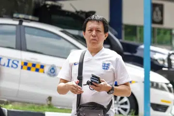 Pemandu pengangkutan privet yang juga orang kelainan upaya (OKU), Encik Ong Ing Keong, berada di Bukit Aman di Kuala Lumpur pada 5 Jun untuk memberi keterangan bagi membantu siasatan kes beliau mendakwa dipukul oleh pengawal pengiring kenamaan di sebuah hotel di Kuala Lumpur, pada 28 Mei lalu. 