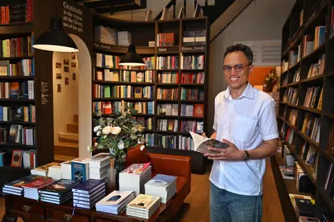 Encik Ibrahim Tahir, pengasas Wardah Books, berkata Bookshop.sg menyediakan alternatif bagi mereka yang prihatin tentang bagaimana wang mereka dibelanjakan.