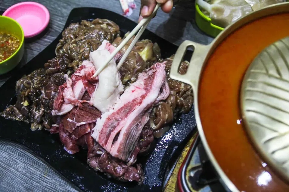 Pengalaman berkumpul bersama sahabat dan keluarga akan jadi lebih seronok apabila anda dapat menikmati sajian ‘hotpot’ secara beramai-beramai.