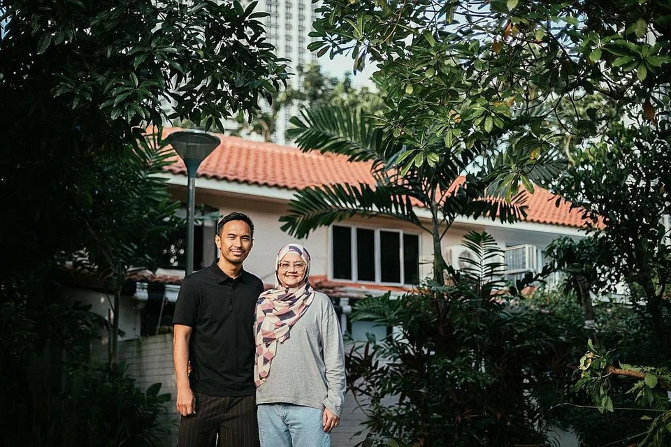 SELESA SUASANA 'KAMPUNG': Pasangan suami isteri Cik Fildza Zin dan Encik Juherman Zaiton sanggup membayar harga tinggi bagi teres HDB kerana impikan suasana kampung yang lebih santai dan peluang berkebun serta menternak ayam. Gambar kecil kanan menunjukkan Cik Fildza sedang bercucuk tanam di luar rumahnya. - Foto BM oleh HARITH MUSTAFFA