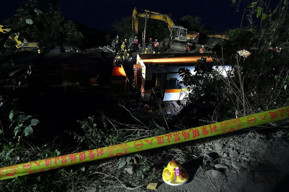 NAHAS NGERI: Sehingga 50 penumpang disahkan terkorban sejauh ini dalam nahas kereta api Taiwan yang berlaku Jumaat lalu. - Foto REUTERS
