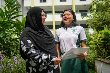 GEMBIRA: Alya Qaireena Mohamed Rafi (kanan) menerima keputusan Peperiksaan Tamat Sekolah Rendah (PSLE)  dengan ditemani ibunya, Cik Nurkamaliah Yusoff (kiri).
