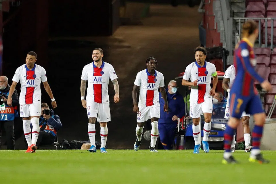 SENYUMAN KEMENANGAN: Wira hatrik PSG Kylian Mbappe (kiri) meraikan dengan rakan sepasukan selepas menjaringkan gol dalam perlawanan pertama Liga Juara-Juara Eropah di Stadium Nou Camp di Barcelona, Sepanyol, awal pagi semalam - Foto EPA-EFE