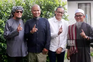 (Dari kiri) Ali XPDC, Faizal Ismail, Ady Wow dan Ijam Medicine bakal tampil menjayakan konsert ‘Majlis Makan Malam Kesadaran Amal’ di Pusat Konvensyen Majlis Bandaraya Shah Alam pada 17 Februari. Turut serta ialah Datuk Awie dan Anjang Terra Rossa yang tiada dalam gambar.