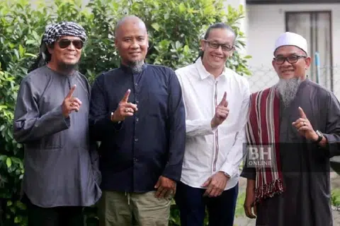 (Dari kiri) Ali XPDC, Faizal Ismail, Ady Wow dan Ijam Medicine bakal tampil menjayakan konsert ‘Majlis Makan Malam Kesadaran Amal’ di Pusat Konvensyen Majlis Bandaraya Shah Alam pada 17 Februari. Turut serta ialah Datuk Awie dan Anjang Terra Rossa yang tiada dalam gambar.