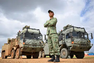 Pakar Tentera 2 (ME2) Muhammad Nor Farid Shamsudin bergambar di hadapan Kenderaan Pemulihan Beroda (WRV) di Kem Tilpal semasa Latihan Wallaby (2026) di Kawasan Latihan Shoalwater Bay, Queensland, Australia, pada 25 Oktober. Kenderaan tersebut digunakan untuk menunda kenderaan yang mengalami kerosakan di lapangan kembali ke bengkel penyenggaraan sekiranya pembaikan tidak dapat dilakukan dengan selamat di lokasi.