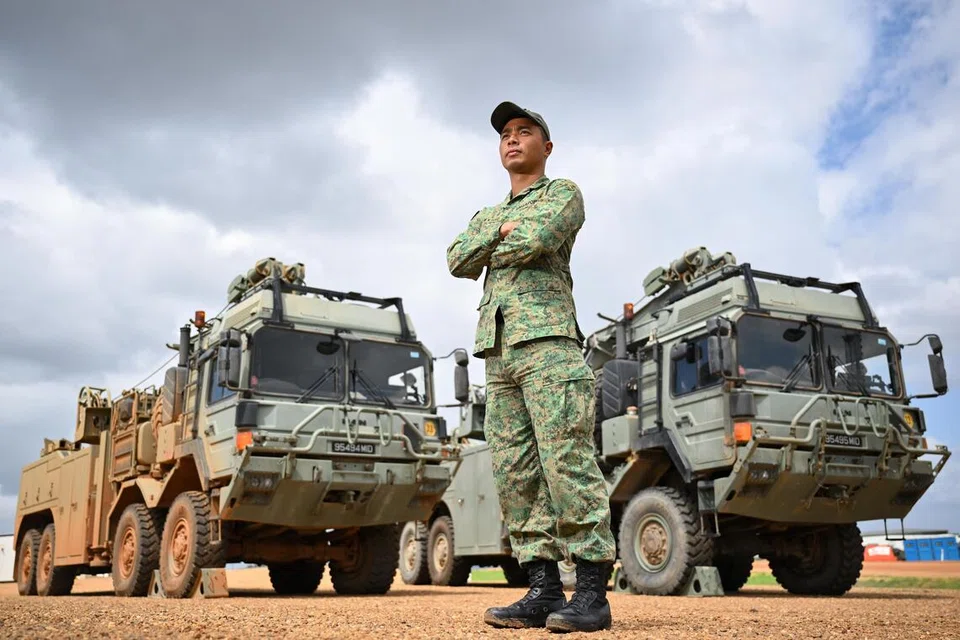 Pakar Tentera 2 (ME2) Muhammad Nor Farid Shamsudin bergambar di hadapan Kenderaan Pemulihan Beroda (WRV) di Kem Tilpal semasa Latihan Wallaby (2026) di Kawasan Latihan Shoalwater Bay, Queensland, Australia, pada 25 Oktober. Kenderaan tersebut digunakan untuk menunda kenderaan yang mengalami kerosakan di lapangan kembali ke bengkel penyenggaraan sekiranya pembaikan tidak dapat dilakukan dengan selamat di lokasi.