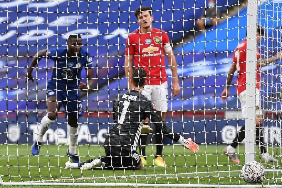 KESILAPAN MUSNAH HARAPAN: Reaksi pemain pertahanan Manchester United Harry Maguire (kanan, jersi merah) selepas menjaringkan gol sendiri dalam perlawanan separuh akhir Piala FA menentang Chelsea di stadium Wembley semalam. - Foto EPA-EFE