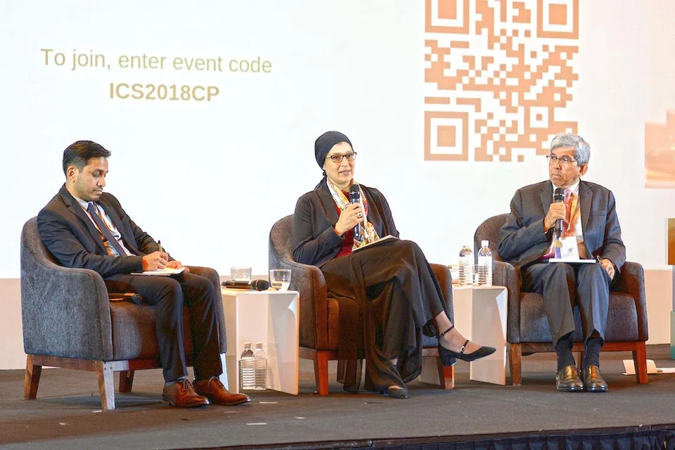 PANEL TERAKHIR: Panel yang dianggotai (dari kiri) Dr Nazirudin , Dr Basma, dan Dr Yaacob merumus sidang dua hari itu di Hotel Grand Hyatt. - Foto MUIS 