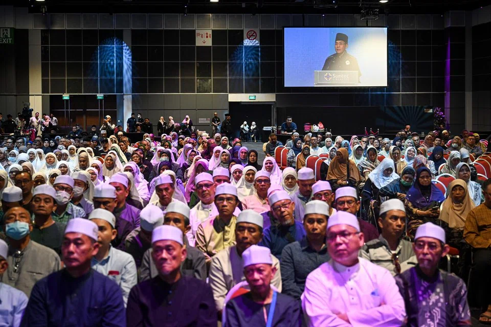Seramai 900 anggota jemaah haji Singapura yang bakal menunaikan haji pada 2024, telah menghadiri taklimat di Pusat Konvensyen & Pameran Suntec Singapura, pada 18 Mei, sebelum berangkat ke Arab Saudi.