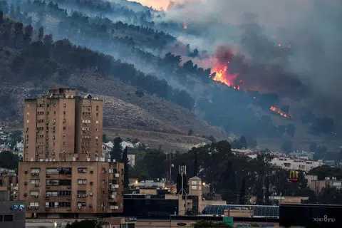 Roket yang dilancarkan Hezbollah dari Lebanon pada 3 Jun menyebabkan kebakaran besar di  Kiryat Shmona, sebuah bandar di Israel dekat sempadan Lebanon.