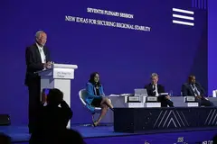 BINCANG KESTABILAN SERANTAU: Dr Ng berucap di Dialog Shangri-La mengenai topik "Idea Baru bagi Menjamin Kestabilan Serantau" semalam. Turut hadir di sesi itu ialah (duduk, dari kiri) Menteri Pertahanan Negara Canada, Cik Anita Anand; Ketua Pengarah IISS, Dr John Chipman; serta Menteri Pertahanan Fiji, Encik Inia Batikoto Seruiratu. - Foto BH oleh GIN TAY