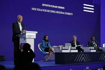 BINCANG KESTABILAN SERANTAU: Dr Ng berucap di Dialog Shangri-La mengenai topik "Idea Baru bagi Menjamin Kestabilan Serantau" semalam. Turut hadir di sesi itu ialah (duduk, dari kiri) Menteri Pertahanan Negara Canada, Cik Anita Anand; Ketua Pengarah IISS, Dr John Chipman; serta Menteri Pertahanan Fiji, Encik Inia Batikoto Seruiratu. - Foto BH oleh GIN TAY