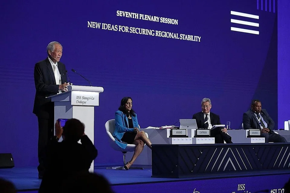 BINCANG KESTABILAN SERANTAU: Dr Ng berucap di Dialog Shangri-La mengenai topik "Idea Baru bagi Menjamin Kestabilan Serantau" semalam. Turut hadir di sesi itu ialah (duduk, dari kiri) Menteri Pertahanan Negara Canada, Cik Anita Anand; Ketua Pengarah IISS, Dr John Chipman; serta Menteri Pertahanan Fiji, Encik Inia Batikoto Seruiratu. - Foto BH oleh GIN TAY