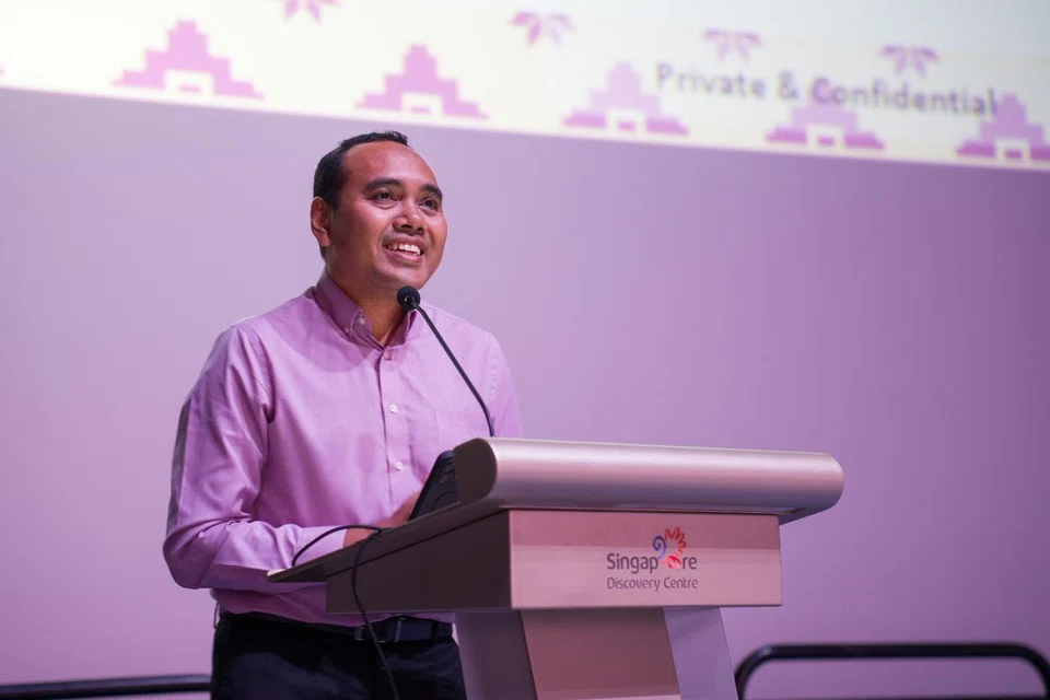 Pengerusi Jawatankuasa Bulan Bahasa, Encik Zhulkarnain Abdul Rahim, yang juga ahli Majlis Bahasa Melayu Singapura (MBMS), merasmikan pelantikan Rakan Bahasa semasa Majlis Pelantikan Rakan Bahasa 2024.