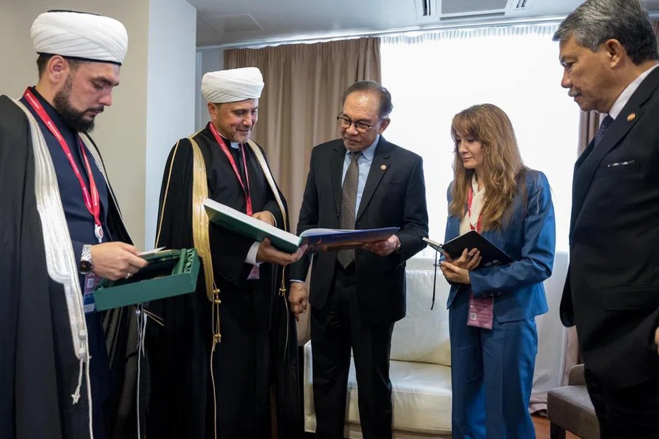 Perdana Menteri Malaysia, Datuk Seri Anwar Ibrahim (tengah), mengadakan pertemuan bersama Timbalan Utama Pengerusi Majlis Mufti Persekutuan Russia, Encik Rushan Hazrat Abbyasov (dua dari kiri), dalam lawatan kerjanya ke Russia pada 4 September.