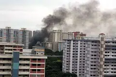 ASAP DARI BLOK: Kelihatan asap hitam berkepul-kepul naik dari blok flat di Bedok South. - Foto YEOW KAI CHAI