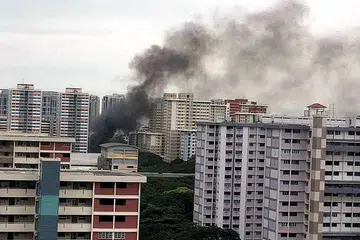 ASAP DARI BLOK: Kelihatan asap hitam berkepul-kepul naik dari blok flat di Bedok South. - Foto YEOW KAI CHAI
